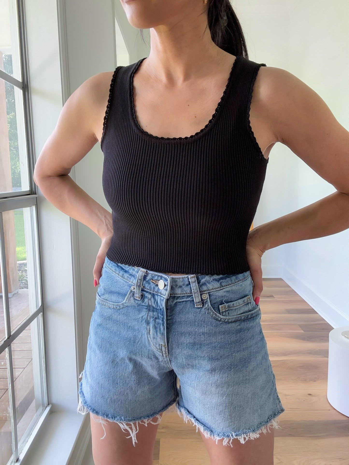 Scallop Trim Crop Tank